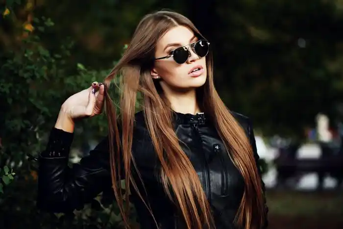 撩头发的戴墨镜女孩