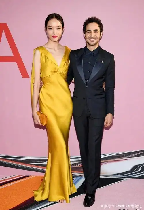 "佛系超模"孙菲菲,穿亮黄真丝礼服登场,被赞是中国女人的门面