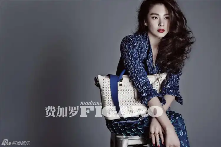 张雨绮空灵封面大片卷发红唇风情万种