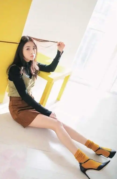 身高不足160的张含韵真的是穿出了165的既视感啊!印花纺纱裙 黑白