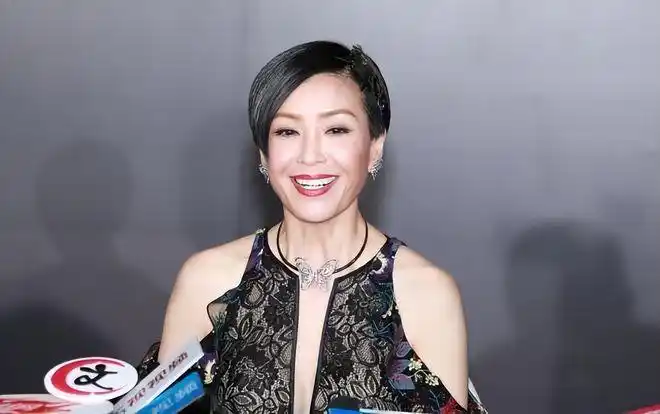 保养得当的伍咏薇看着很帅穿一身黑白造型配短发真挺飒爽的