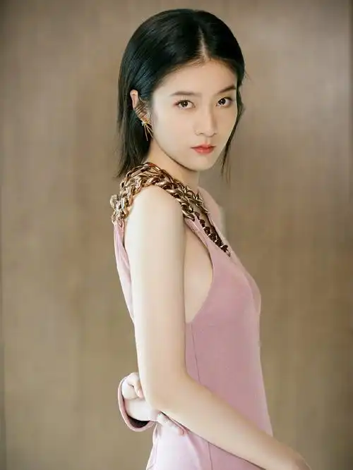 张雪迎真敢穿穿露背连衣裙一般人驾驭不了