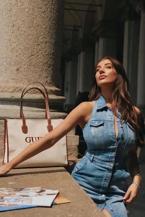 bethany lily是一位出生在英国的模特