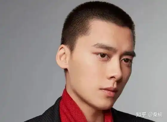 鹿晗陈冠希同款圆寸造型,对颜值自信的就剃板寸,蔡徐坤都"翻车"了