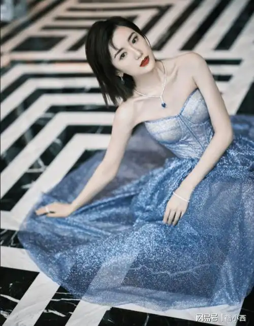 毛晓彤个子小身材却不赖穿抹胸连衣裙气质惊艳谁看了不喜欢