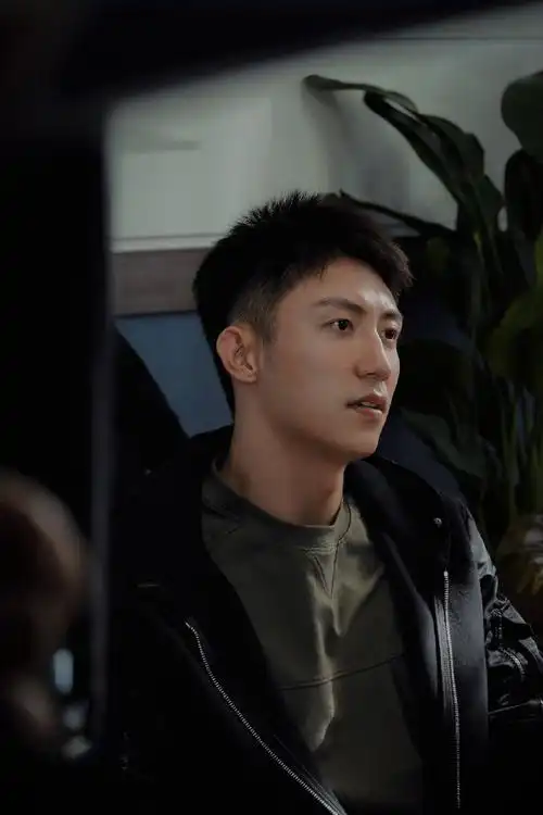 热度超破冰#我们的黄景瑜已经入行六年了啊,这六年来,英勇无惧的李飞