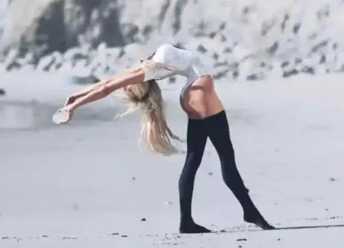 金发瑜伽美女海边"完美一字马"双腿直成一条线!网友:摄影师好辛苦