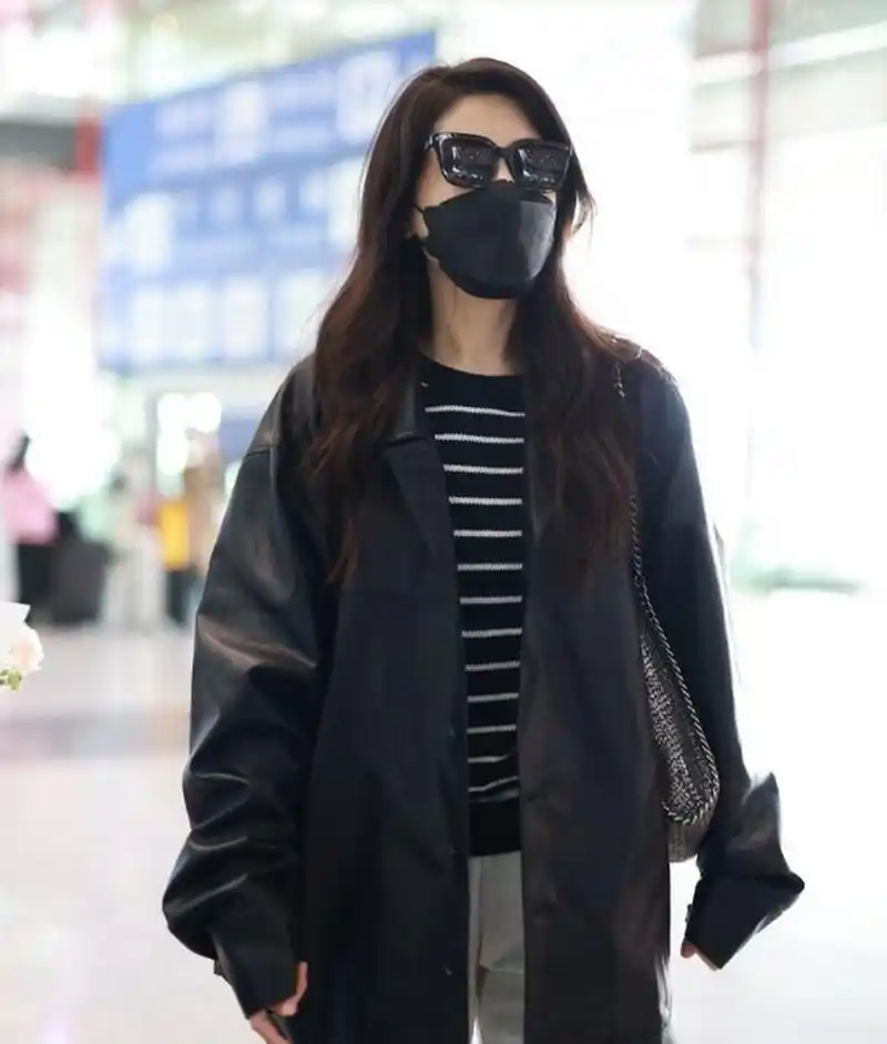 曾黎走机场,黑色皮衣外套 白色直筒裤 条纹t恤,简约大气,休闲时尚!
