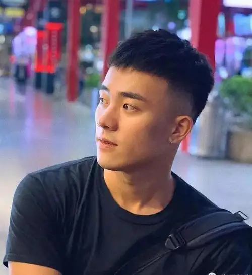 这种两侧剃光的发型更适合都市型男,对于造型追求高的男士