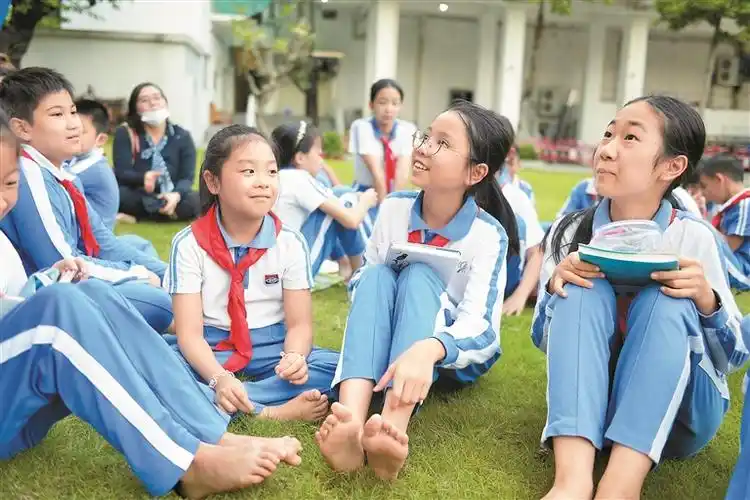 深圳实验学校小学部星星童诗社的孩子们参加"光脚丫草地诗会".