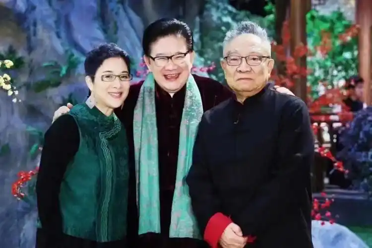 浙江小百花越剧团团长茅威涛老师与东方卫视主持人曹可凡以及老艺术家