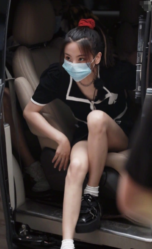 杨超越下车照被疯传当她伸出腿那刻这腿长让人不敢看