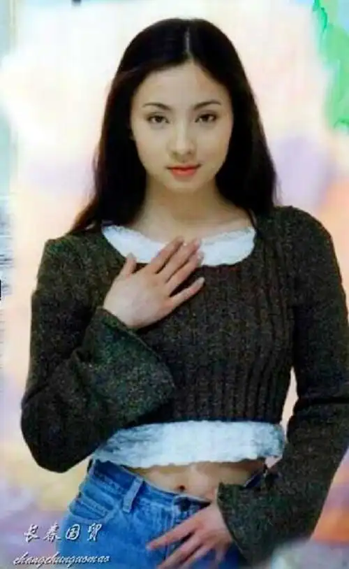 小陶虹成名前旧照曝光清纯甜美满脸胶原蛋白