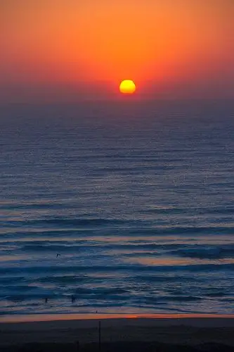 海平面上刚刚升起的太阳.