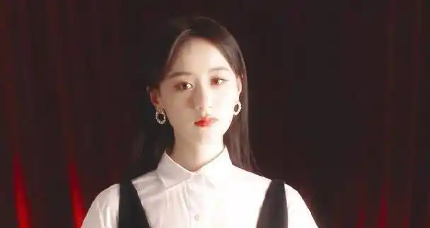 袁冰妍又营业了,这次"古堡公主"太惊艳,三月行程也披露_迪奥_品牌