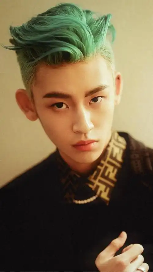 热门综艺《偶像练习生》歌手,演员王琳凯小鬼,爆帅照片更新