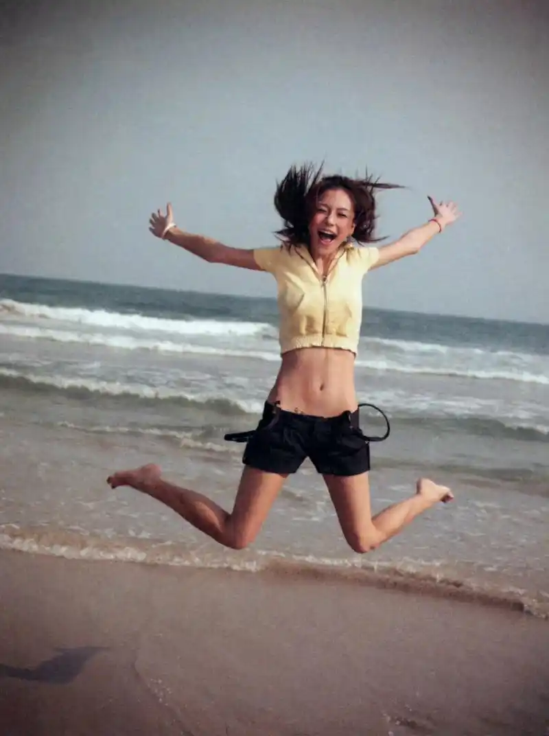 杨颖早期沙滩照,可以清晰的看到她的腹肌和马甲线,可能长时间在沙滩