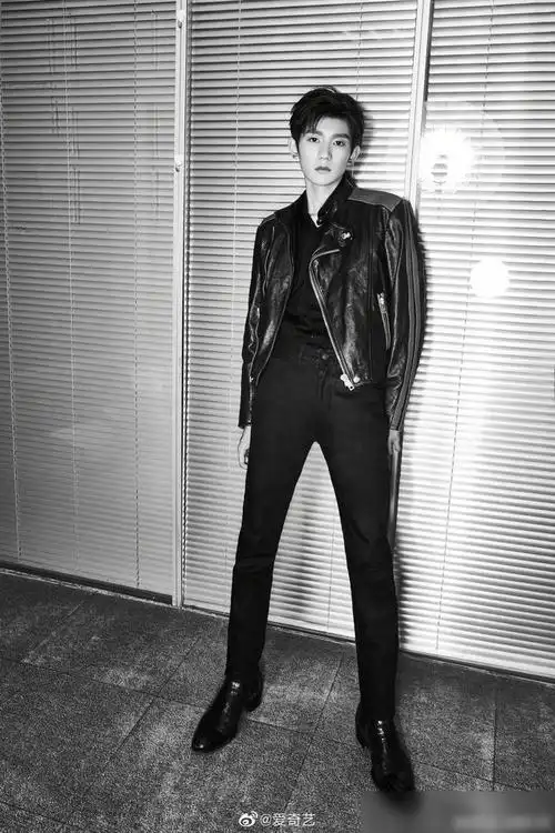 王源重唱像小强一样活着文艺唱腔新鲜且迷人网友却疑惑了