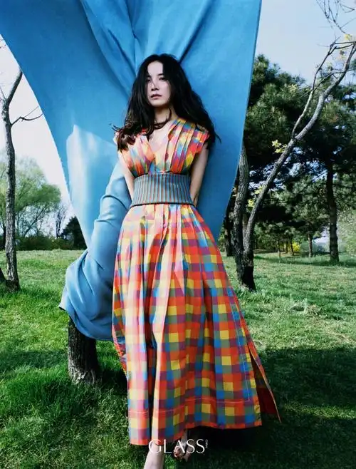 演员宋佳身着toryburch2022春夏系列