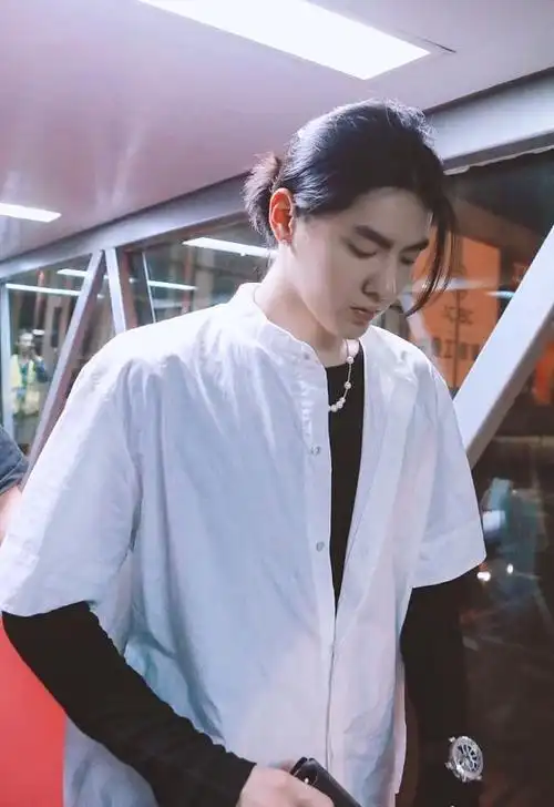 吴亦凡机场瘦回颜值巅峰,黑t白衬衫太日系,长发扎小辫炫酷帅气