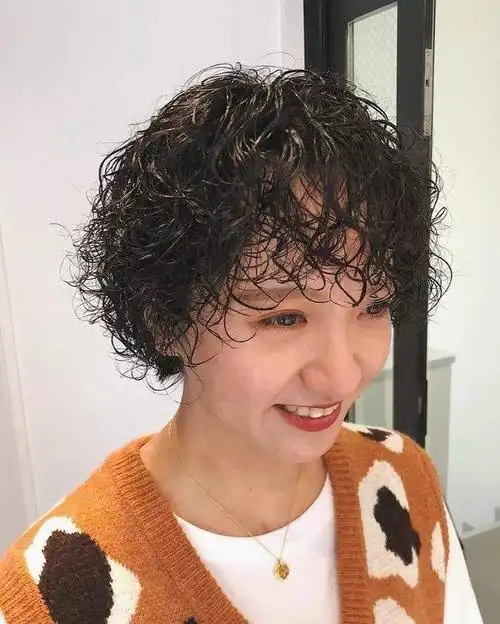 满头烫发型图片短发,短头发烫卷发发型图片-图片大观-奇异网