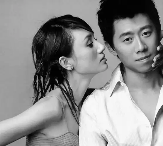 袁泉夏雨现身机场,穿黑色短袖皮肤黝黑似路人,10岁哈哈长相随爸