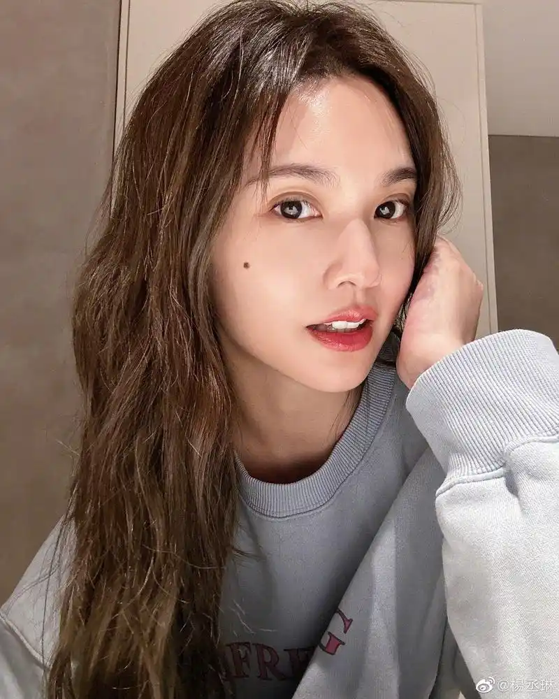 杨丞琳发布一组长发美照