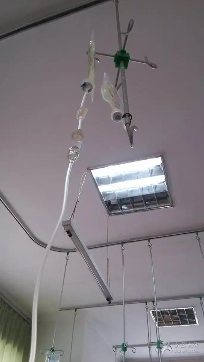 住院尿检引出的话题  由于现在医院门诊不能输液,所以必须办住院.