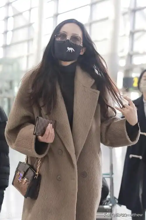 韩雪结束浪姐5初舞台录制现身机场驼色大衣搭配墨镜简约摩登