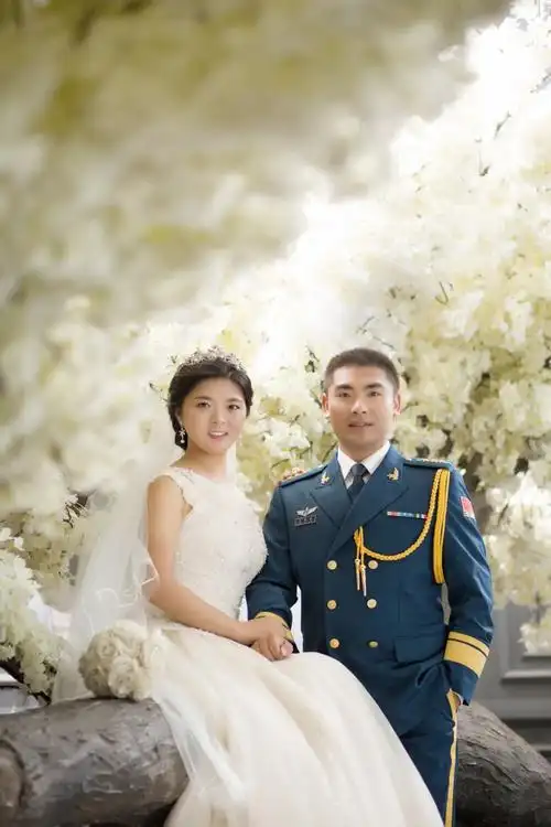 新郎王敬敬与新娘王维维郑重的邀请您参加我们的婚礼,望您在百忙之中