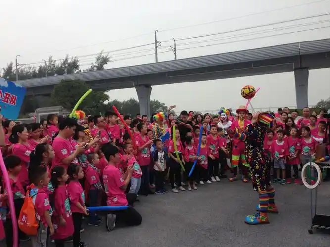 滑稽小丑杂技互动儿童嘉年华红鼻子欢乐跑