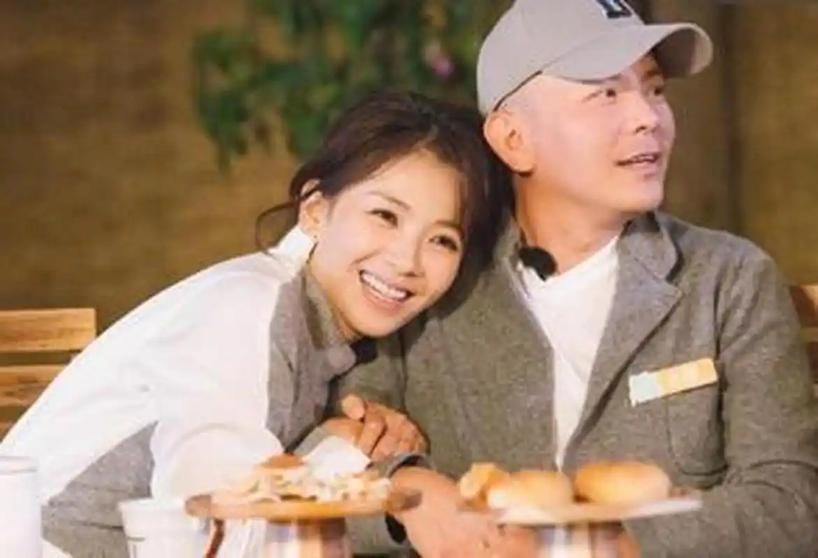 有一次马天宇和刘涛拍吻戏,他扑上去就猛亲姐姐,王珂跑出来凑热闹说:"