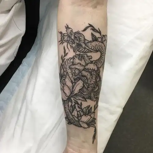 小臂点刺风牡丹心脏龙纹身图案