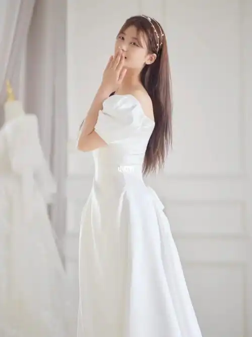 单人婚纱照穿婚纱的女孩不需要任何陪衬