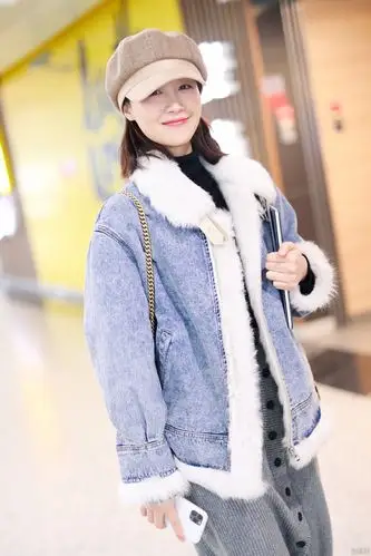 蓝盈莹皮肤白皙对镜微笑气质佳