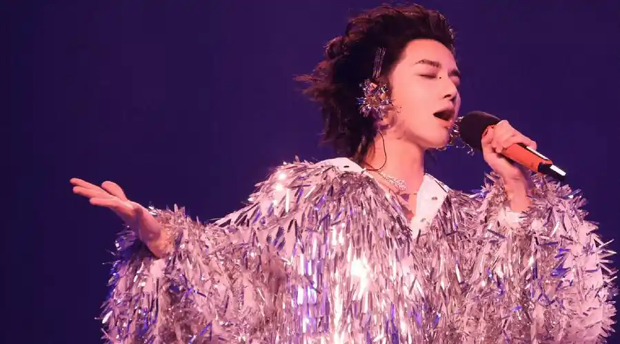 华晨宇接受法师称号#华晨宇演唱会路透小合集(53分钟)跟音乐魔法师