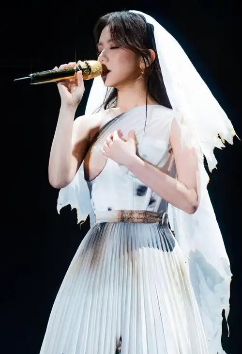 邓紫棋演唱会穿被烧毁的婚纱优雅动人破碎感拉满