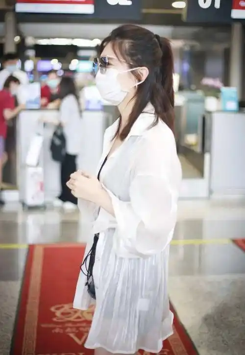 江疏影穿搭挺随意的,简约背心搭超短裤露长腿,一如既往的知性美_气质