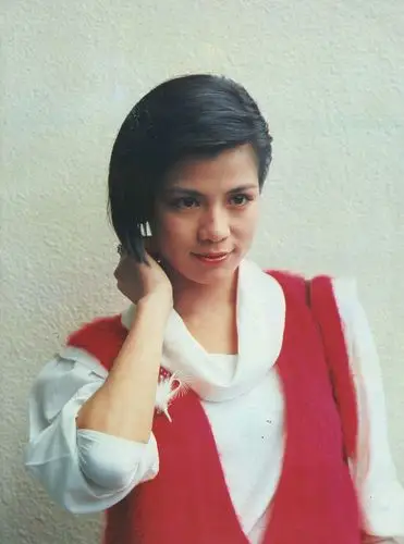 翁美玲旧影像:短头发的她,清爽简洁,更适合她的气质