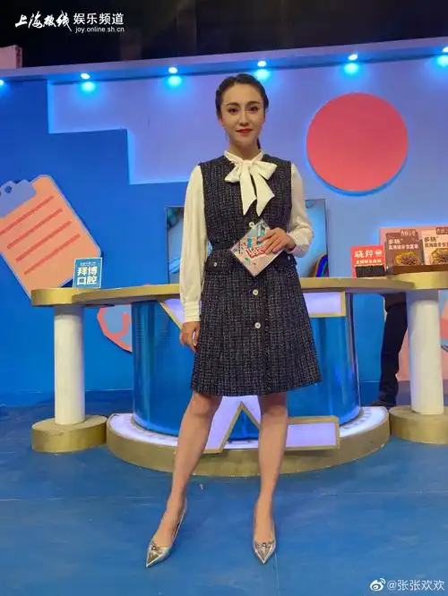 上海电视台42岁美女主播朱赤丹自曝职业装身材一览无余