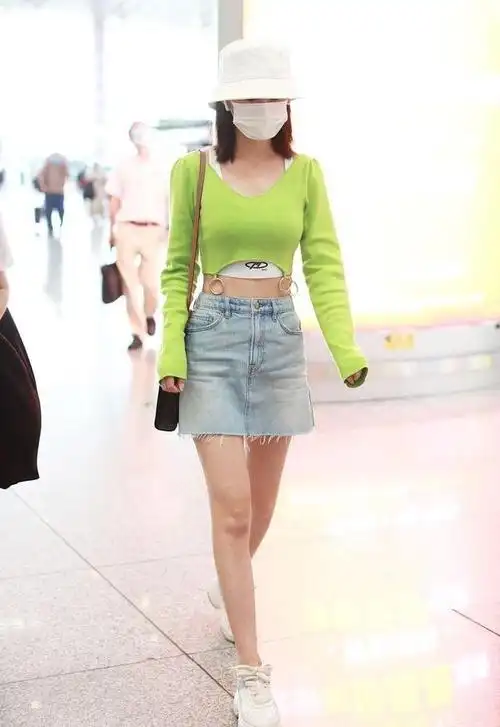 李沁的身材是不是太瘦了,上衣看着太肥了,女生看了都心软