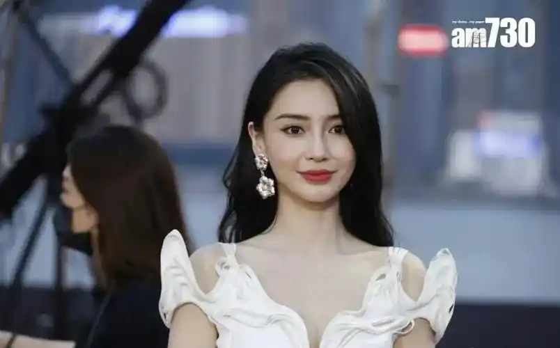 眼神空洞无光,笑容僵硬很像假人,失去星光后的杨颖感觉整个人的面相都