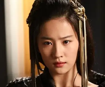 刘亦菲这身黑色衣服的造型可以说是非常的经典了,这是在《铜雀台》中"