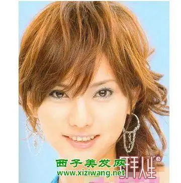 女生棕黄色卷发发型图片