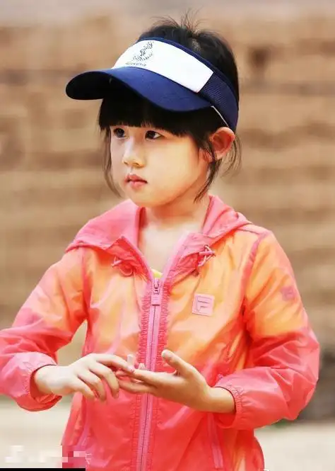 贝儿生日萌照曝光 :婴儿时期 戴红发箍撅嘴(图)(22)