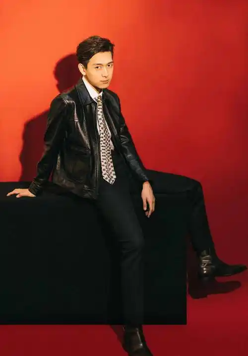 又一大波男明星皮衣穿搭合集来喽 帅气潇洒 时尚酷炫 每一个都喜欢_整