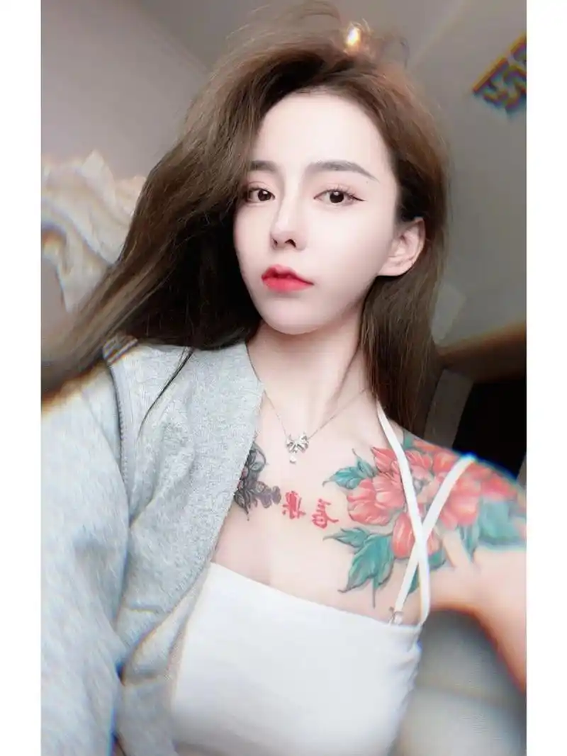 女生纹身 肩膀纹身 花纹身 彩色纹身