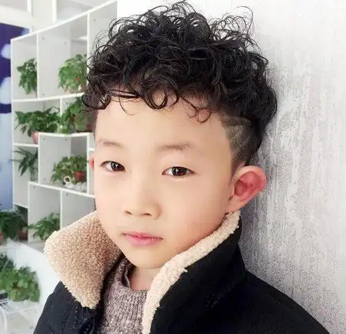 小男孩个性创意刻痕铲两边短发设计_发型师姐