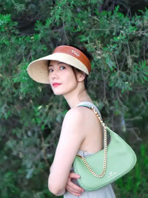 高圆圆森系夏日随拍 慵懒丸子头女神感十足