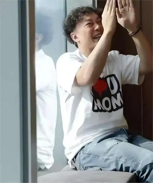 看到陈奕迅被缝30多针亮相,我才终于明白,他的人生有这么夸张!